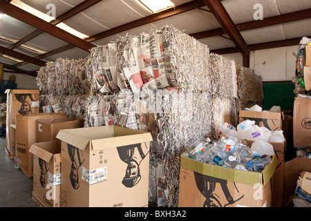 Balles de papier et compactés, les déchets en plastique haute empilée et boîtes de bouteilles en plastique au centre de recyclage à Columbus, Ohio Banque D'Images