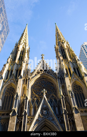 Les clochers de la cathédrale Saint Patrick, Manhattan, New York City Banque D'Images