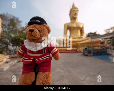 Harrods's ours visiter le grand bouddha d'or du temple de l'image à Pattaya, Thaïlande Banque D'Images