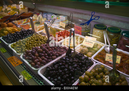 Olives à Mercato di Sant'Ambrogio market centre de Florence (Firenze) Toscane Italie Europe centrale Banque D'Images