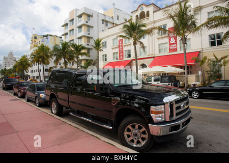 Ford F350 Super Duty camion SUV garé dans Ocean Drive, Miami South Beach, Florida Banque D'Images