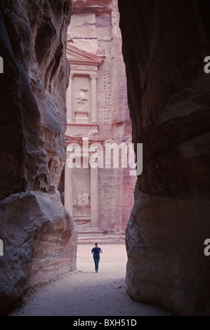 L'affichage classique à travers le siq de Pétra, le Conseil du Trésor dans l'UNESCO World Heritage Site en Jordanie Banque D'Images