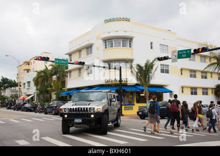 Hummer à l'intersection de Collins Avenue et la 14e Rue par le Commodore et Cafe des Arts, South Beach, Miami, USA Banque D'Images