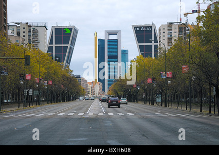 Paseo de la Castellana, dans la ville de Madrid avec le célèbre tours Kio ou porte de l'Europe à Plaza de Castilla, Espagne. Banque D'Images