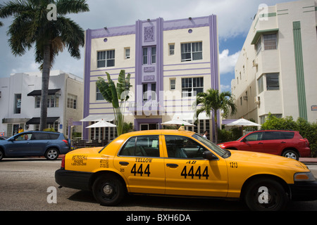 Taxi jaune passant l'hôtel Shelley sur Collins Avenue, à South Beach, Miami, Floride, USA Banque D'Images