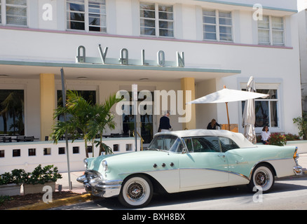 1955 Buick convertible classique spécial automobile at Avalon Hôtel sur Ocean Drive, à South Beach, Miami, Floride Banque D'Images