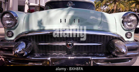 1955 Buick convertible classique spécial automobile sur Ocean Drive, à South Beach, Miami, Floride Banque D'Images