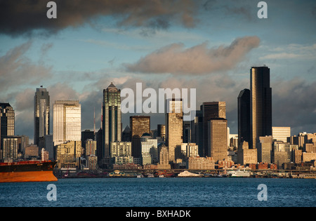 Le point de vue de la Seattle, Washington, d'horizon de l'Elliott Bay avec un porte-conteneurs en attendant de charger dans le port de Seattle. Banque D'Images