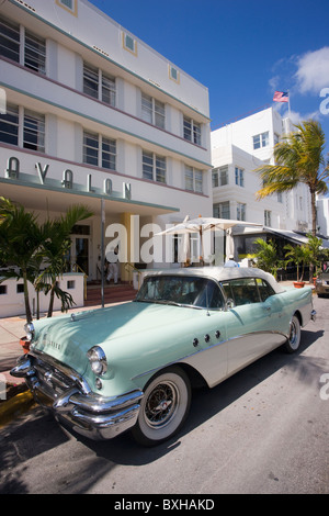 1955 Buick convertible classique spécial automobile at Avalon Hôtel sur Ocean Drive, à South Beach, Miami, Floride Banque D'Images