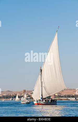 L'Égypte, Assouan. La voile sur la felouque Nil près d'Assouan. Banque D'Images
