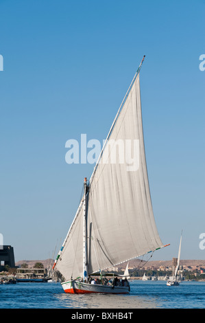 L'Égypte, Assouan. La voile sur la felouque Nil près d'Assouan. Banque D'Images
