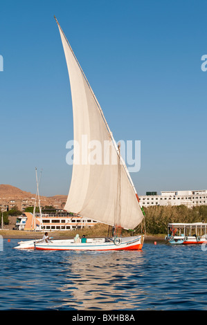 L'Égypte, Assouan. La voile sur la felouque Nil près d'Assouan. Banque D'Images