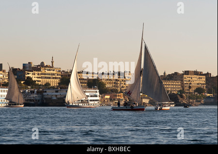 L'Égypte, Assouan. La voile sur la felouque Nil près d'Assouan. Banque D'Images
