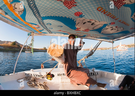 L'Égypte, Assouan. La voile sur la felouque Nil près d'Assouan. Banque D'Images