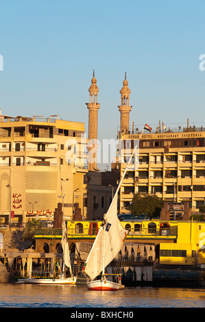 L'Égypte, Assouan. La voile sur la felouque Nil près d'Assouan. Banque D'Images