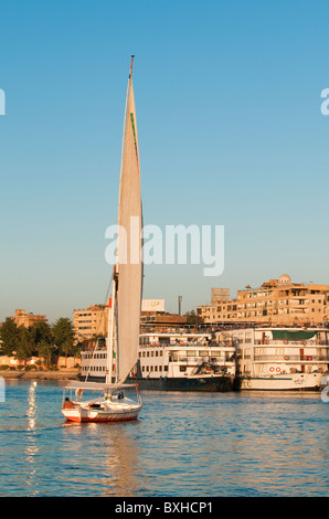 L'Égypte, Assouan. La voile sur la felouque Nil près d'Assouan. Banque D'Images