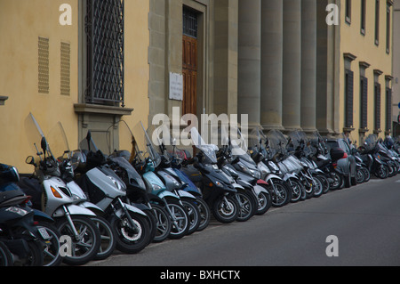 Garé Scooters et motocyclettes Lungarno della Repubblica street Florence (Firenze) Toscane Italie Europe centrale Banque D'Images