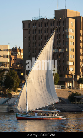 L'Égypte, Assouan. La voile sur la felouque Nil près d'Assouan. Banque D'Images