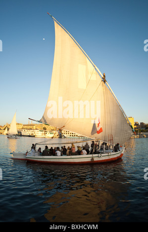 L'Égypte, Assouan. La voile sur la felouque Nil près d'Assouan. Banque D'Images
