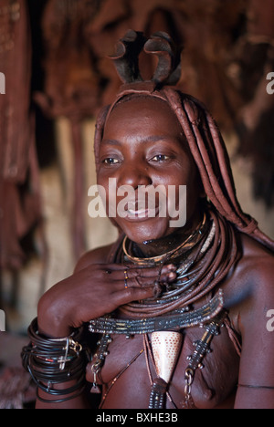 Femme Himba dans sa hutte dans un village près d'Epupa Falls, la Namibie, l'Afrique. Banque D'Images