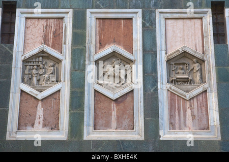 Reliefs sur le côté de l'hôtel Campanile de Giotto la cathédrale Duomo de Florence (Firenze) Toscane Italie Europe centrale Banque D'Images