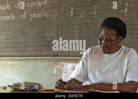 Enseignant dans l'école, Chinotimba, Vicfalls, Zimbabwe, Afrique du Sud Banque D'Images