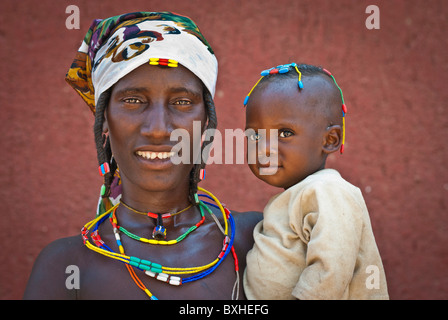 Zemba femme avec enfant à Opuwo, un village près d'Epupa Falls, Kunene, Namibie, Afrique. Banque D'Images