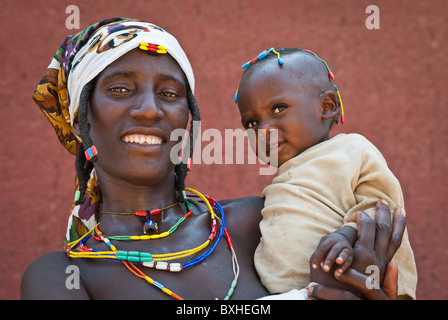 Zemba femme avec enfant à Opuwo, un village près d'Epupa Falls, Kunene, Namibie, Afrique. Banque D'Images