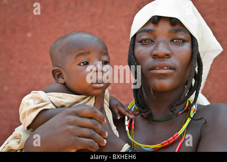 Zemba femme avec enfant à Opuwo, un village près d'Epupa Falls, Kunene, Namibie, Afrique. Banque D'Images