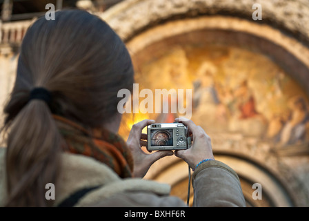 Femme de prendre une photo des fresques de la cathédrale de San Marcos, Venise, Italie, Europe. Banque D'Images