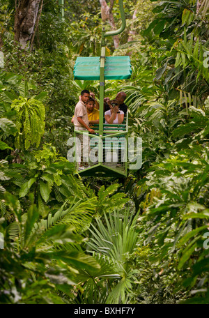 GAMBOA, PANAMA - touristes et le guide au téléferique teleferico dans jungle à Gamboa Rainforest Resort. Banque D'Images