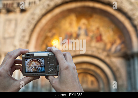 De Cloe les mains d'une femme de prendre une photo des fresques de la cathédrale de San Marcos, Venise, Italie, Europe. Banque D'Images