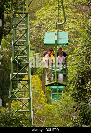 GAMBOA, PANAMA - touristes et le guide au téléferique teleferico dans jungle à Gamboa Rainforest Resort. Banque D'Images