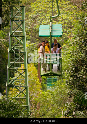 GAMBOA, PANAMA - touristes et le guide au téléferique teleferico dans jungle à Gamboa Rainforest Resort. Banque D'Images