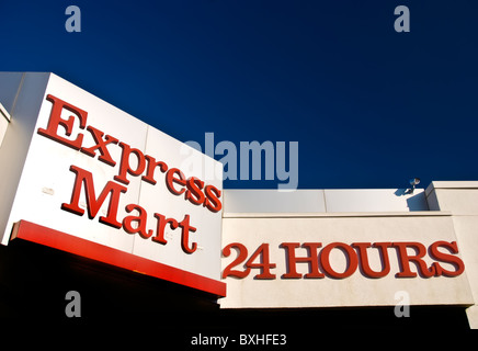 24 heures Express Mart signe sur la construction Banque D'Images