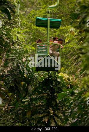 GAMBOA, PANAMA - touristes et le guide au téléferique teleferico dans jungle à Gamboa Rainforest Resort Banque D'Images