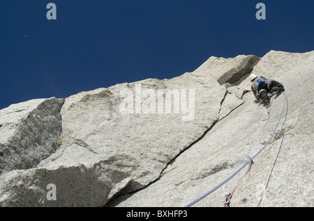 Un male rock climber escalade sur Pyramide du Tacul près du Mont Blanc, Chamonix, France. Banque D'Images