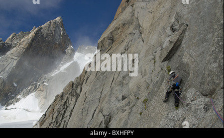 Un male rock climber escalade sur Pyramide du Tacul près du Mont Blanc, Chamonix, France. Banque D'Images