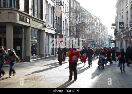 Magasins de détail occupés avec des gens Shopping Noël rues bondées avec des clients festifs urbains dans le centre-ville de Nottingham, High Street, Royaume-Uni Banque D'Images