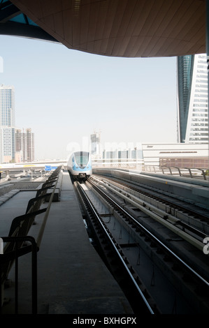 Un métro train arrive dans une gare à Dubaï Banque D'Images