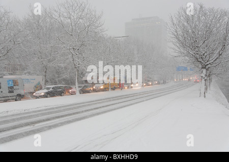 Le trafic d'hiver dans une tempête de neige, La Haye, Pays-Bas, Hollande, Europe Banque D'Images