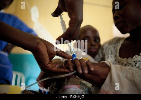 Un enfant meurt du SIDA reçoit un traitement médical dans un hôpital d'Amuria, Ouganda, Afrique de l'Est. Banque D'Images