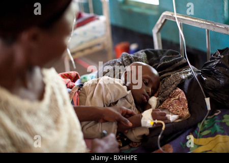 Un enfant meurt du SIDA reçoit un traitement médical dans un hôpital d'Amuria, Ouganda, Afrique de l'Est. Banque D'Images