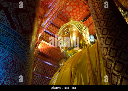 Bouddha assis à Wat Phra Chao Phanan Choeng, Ayutthaya, Thaïlande Banque D'Images