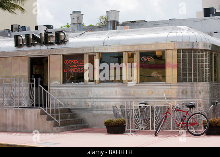 Voiture-restaurant à l'architecture art déco près de Ocean Drive, à South Beach, Miami, Floride, États-Unis d'Amérique Banque D'Images