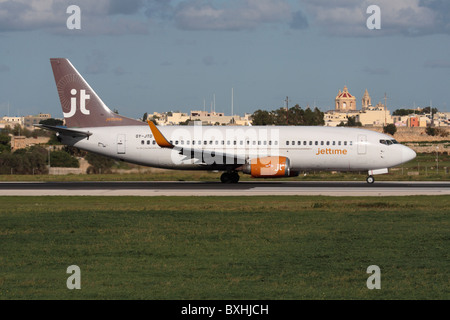 Temps Jet Boeing 737-300 roulement au départ de Malte Banque D'Images