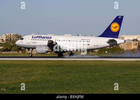 Lufthansa Airbus A319 avion de ligne vers le bas sur la piste à l'atterrissage à Malte Banque D'Images