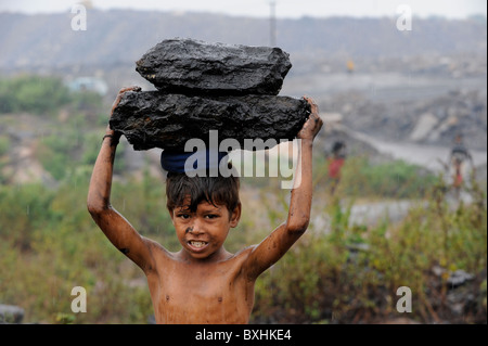 Le Jharkhand en Inde les enfants du charbon de Jharia collecter des bassins Banque D'Images