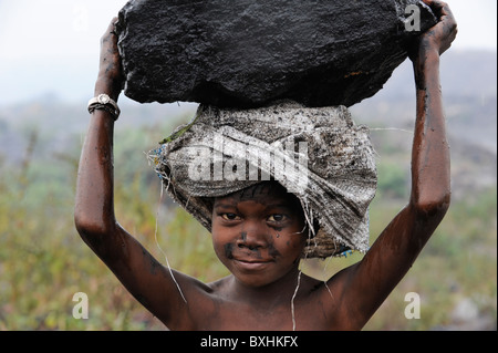 Le Jharkhand en Inde les enfants du charbon de Jharia collecter des bassins Banque D'Images