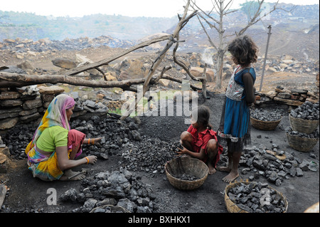 Le Jharkhand en Inde les enfants du charbon de Jharia collecter des bassins ouverts , derrière les terrains houillers de BCCL Distribution Ltd. Banque D'Images